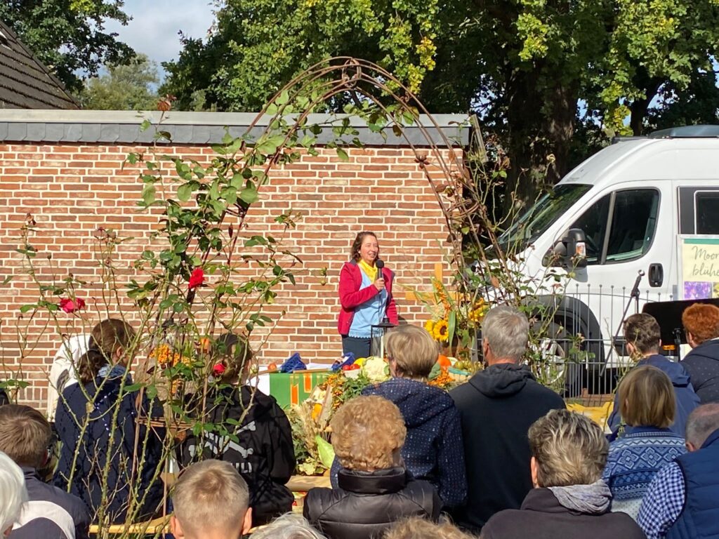 Vereinsvorsitzende Stefanie Willmann eröffnet den Honigmarkt