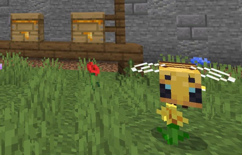 Biene in Minecraft vor zwei Bienenstöcken.